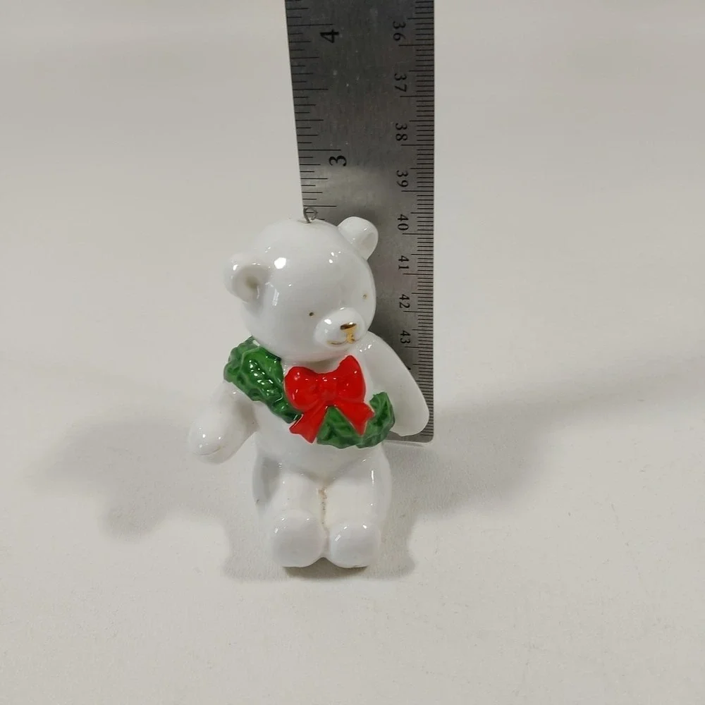 Christmas Schmid bear with Red Bow‎ And Wreath Taiwan. Bone china. Ornament Vtg